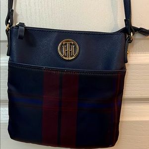 Tommy hilfiger crossbody womans handbag. Leather straps